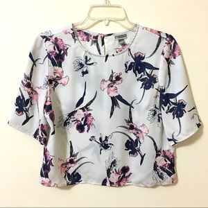 Chelsea28 Crop Top - Light Gray Floral - Medium